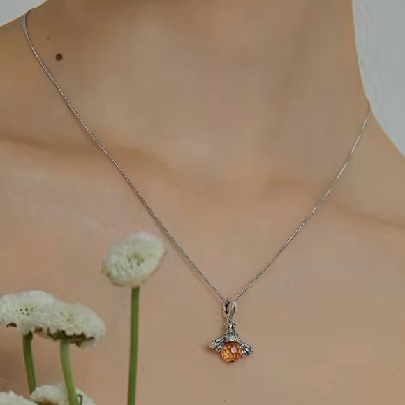 “Amber Abdomen Queen Bee” Faceted Tomenta Bumblebee Honeybee Victorian Necklace - Picture 4 of 16